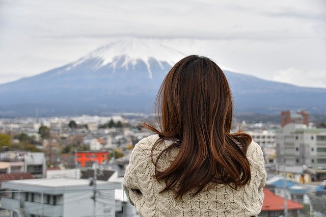 富士山を眺める女性