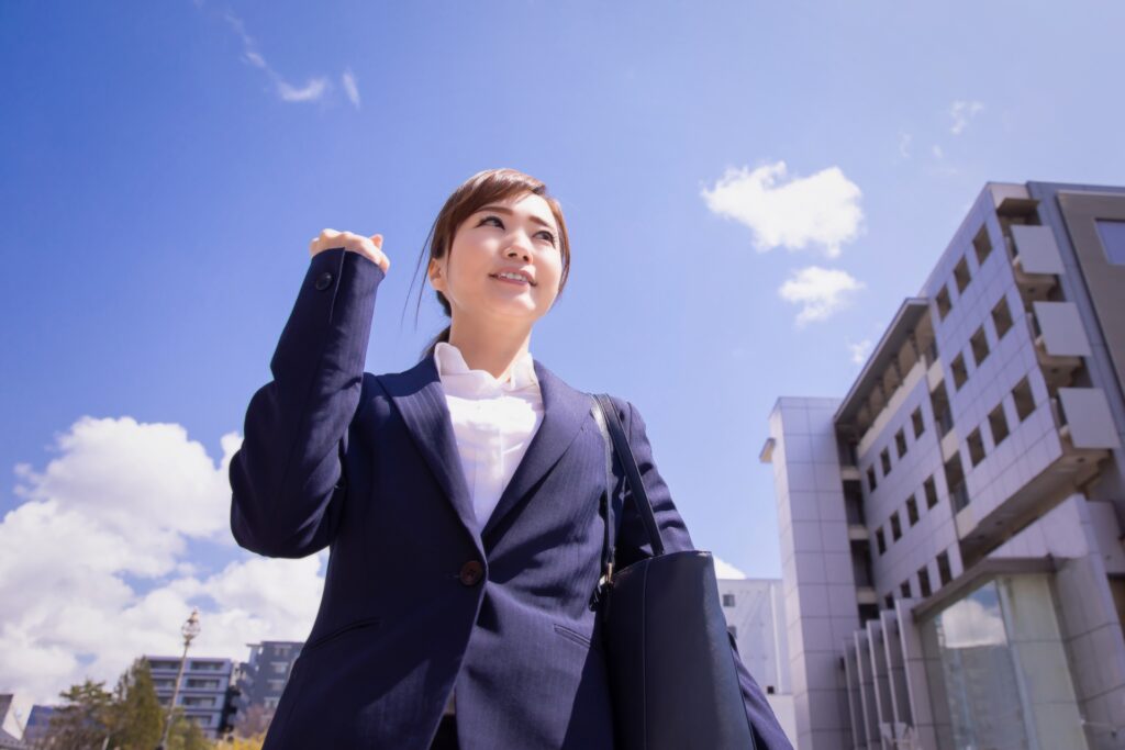 空と女性