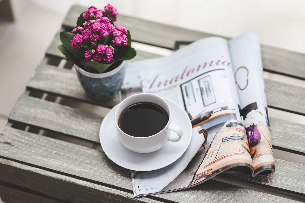 新聞とコーヒーの画像