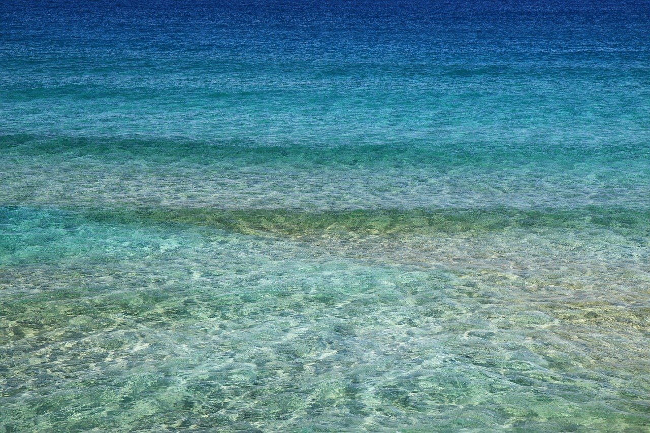 透き通った水、海