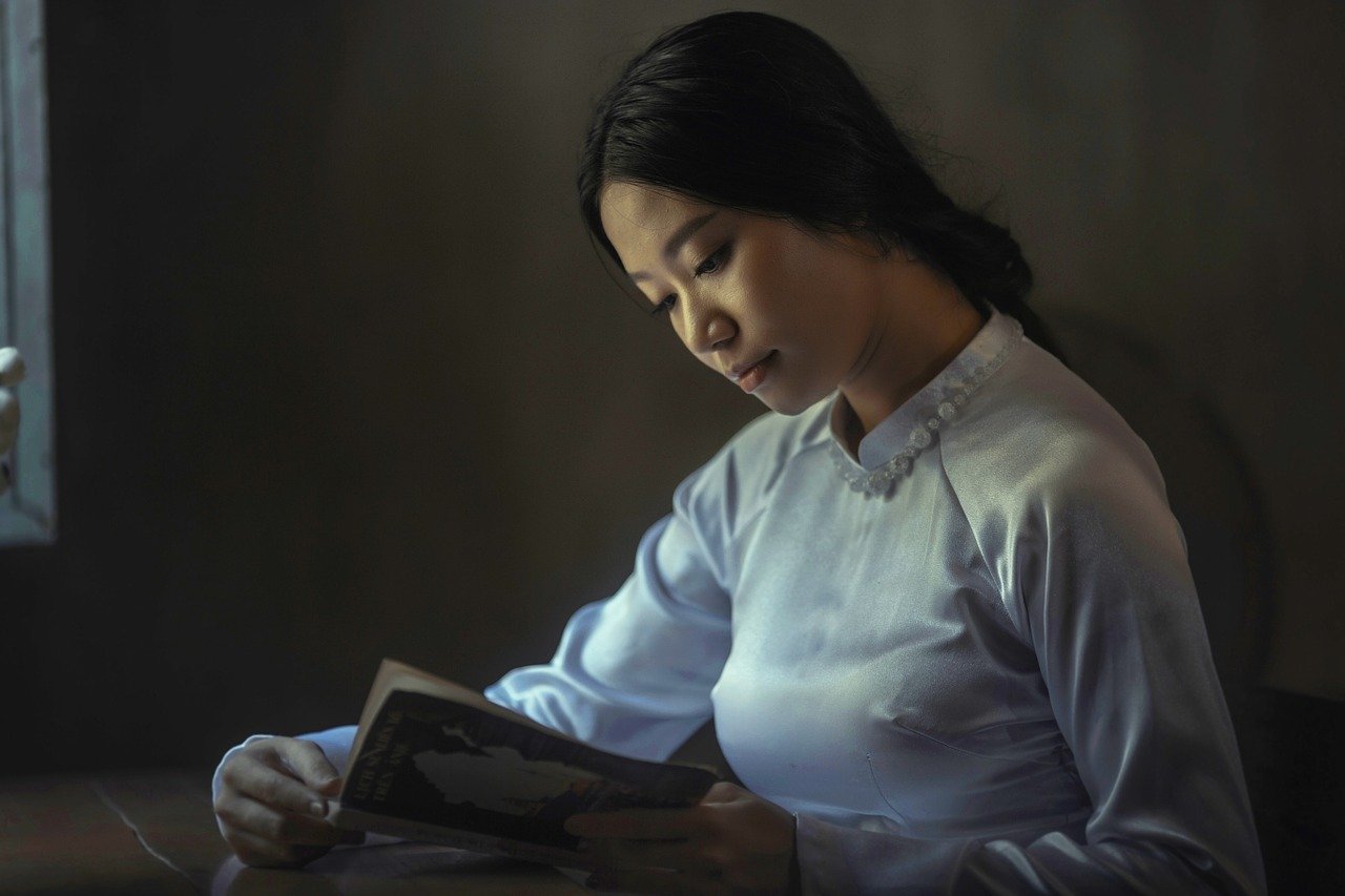 アジア女性、読書