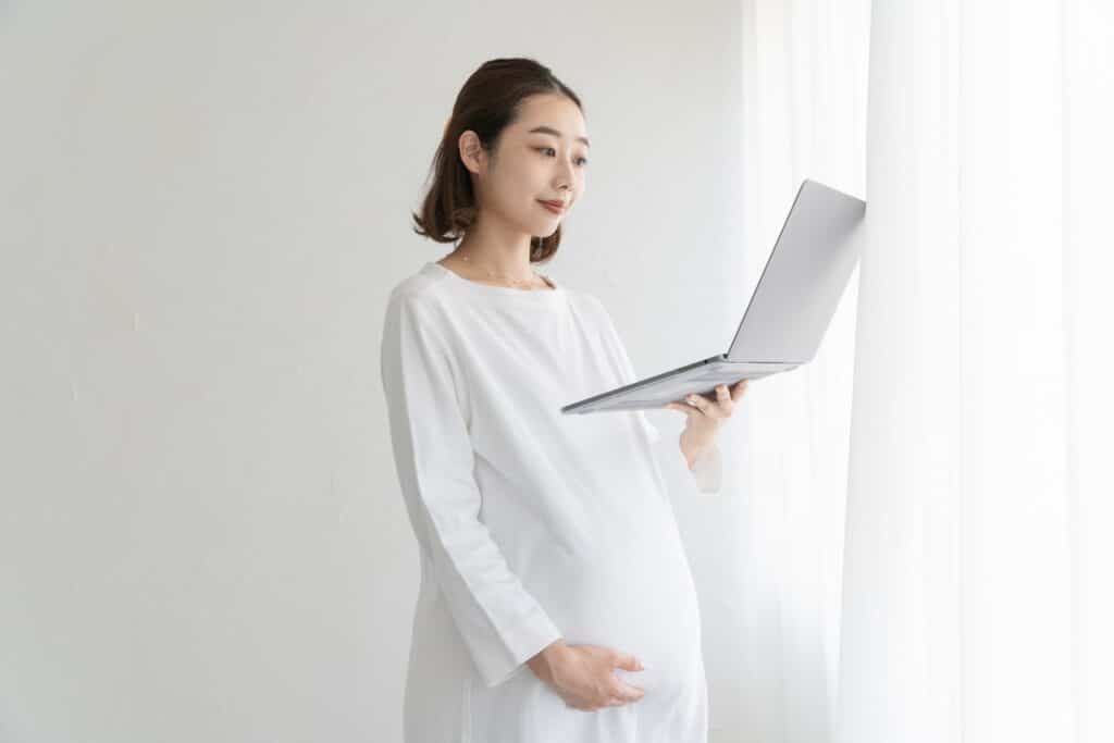 妊婦とパソコン