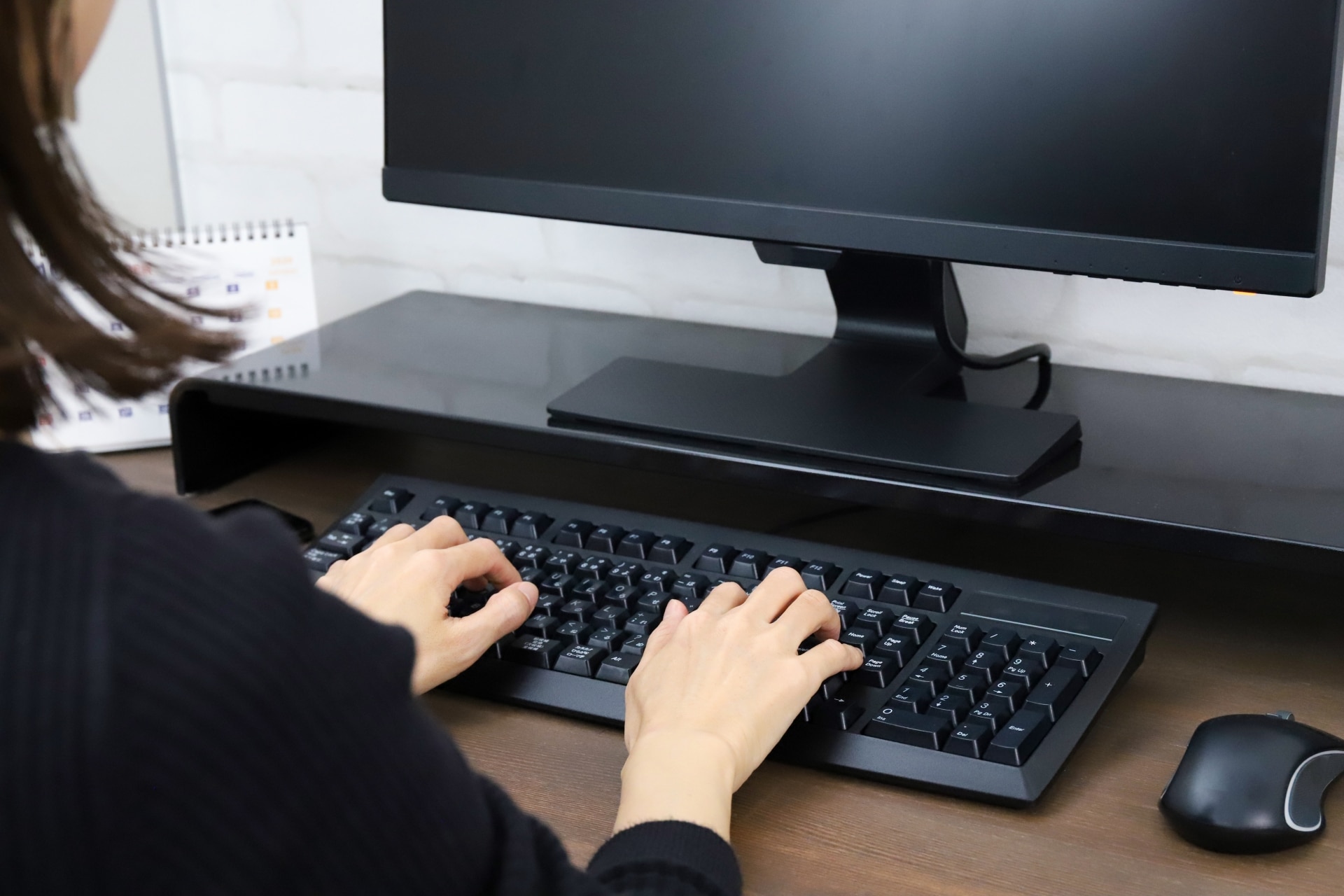 パソコン作業をする女性