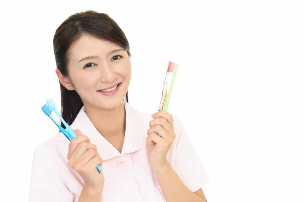 歯ブラシを持つ女性