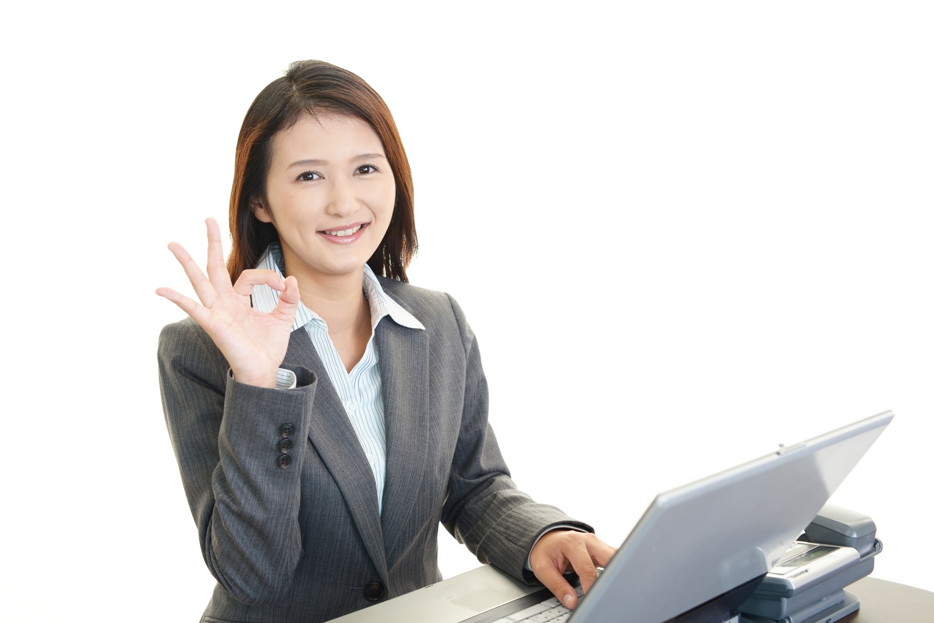 ノートパソコン、手で丸をつくる女性