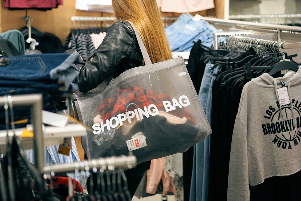 買い物する女性の画像