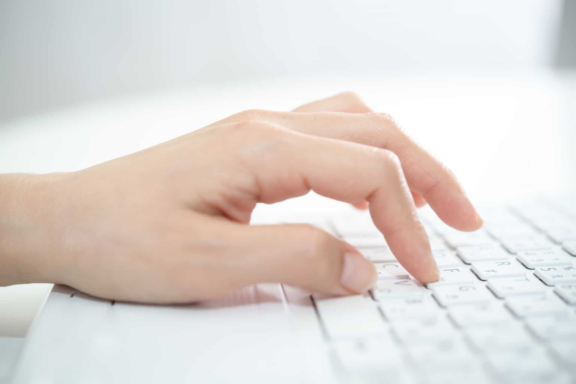 パソコン操作する女性の手